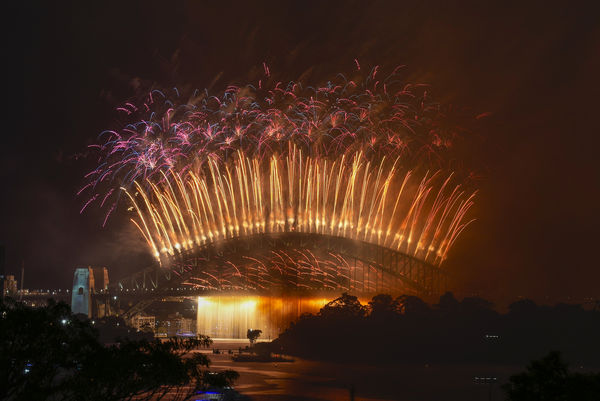 ▲▼2024年1月1日，澳洲雪梨歌劇院及雪梨港大橋（Sydney Harbour Bridge）上空的煙火。。（圖／路透）