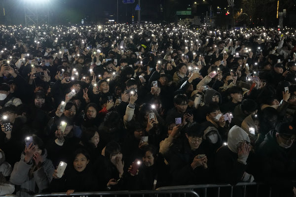 ▲▼南韓首爾跨年，人們在普信閣前方打開手機手電筒慶祝。（圖／達志影像／美聯社）