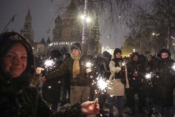 ▲▼俄國莫斯科跨年，人們在紅場（Red Square）點燃仙女棒。（圖／達志影像／美聯社）