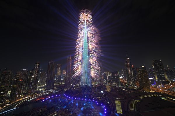 ▲▼杜拜跨年，阿拉伯聯合大公國的杜拜，828公尺的全球最高樓哈里發塔（Burj Khalifa）綻放煙火。（圖／達志影像／美聯社）