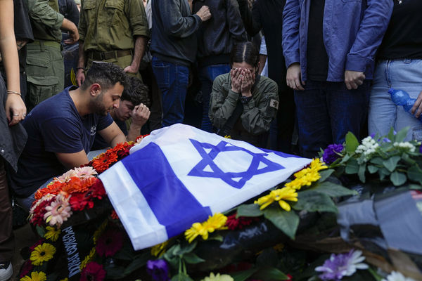 ▲▼2023年12月31日， 以色列內坦亞（Netanya）正在舉行一名22歲殉國士兵的葬禮。（圖／達志影像／美聯社）