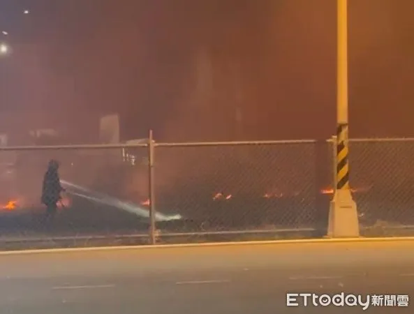 ▲▼台中跨年夜一處空地雜草起火，懷疑是民眾燃放煙火惹禍。（圖／翻自記者爆料網，下同）