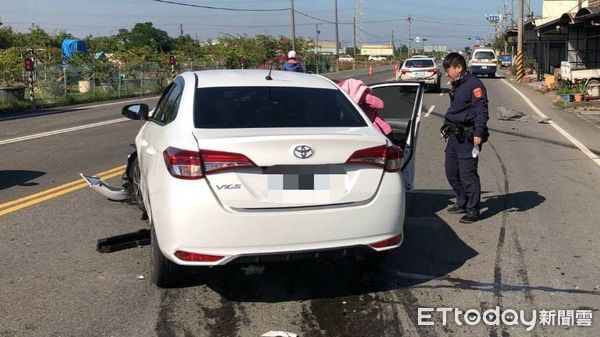 ▲▼  阿蓮區蓮山一路車禍波及民宅   。（圖／記者吳奕靖翻攝）