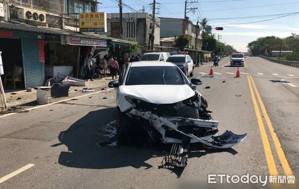 ▲▼  阿蓮區蓮山一路車禍波及民宅   。（圖／記者吳奕靖翻攝）