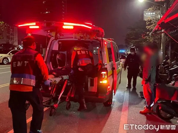 ▲台南市警二分局海安派出所員警，12月31日晚上8時許獲報在環河街某民宅死亡案件，員警勘驗中突然發現徐父尚有氣息，急忙聯繫救護車到場送醫急救。（圖／記者林東良翻攝，下同）