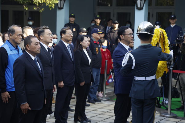 ▲▼朱立倫偕同侯友宜、韓國瑜等藍營人士赴桃園大溪頭寮陵寢謁陵。（圖／國民黨提供）