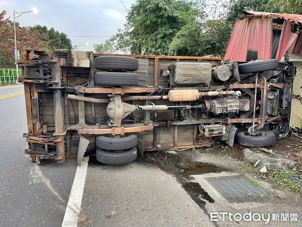 ▲貢寮小貨車翻覆撞鐵皮倉庫。（圖／記者郭世賢翻攝）