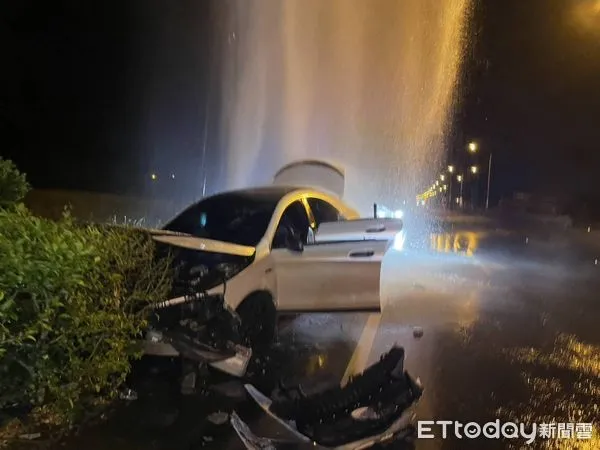 ▲賓士自小客撞壞水公司排氣閥釀一死            。（圖／記者陳崑福翻攝）