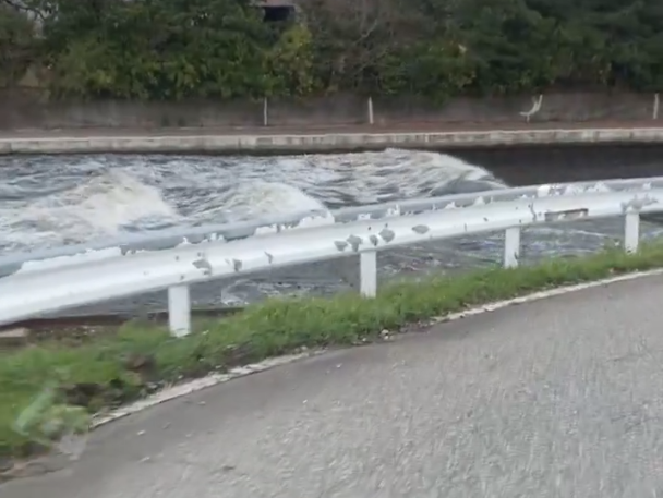▲▼ 日本網友拍到富山市萩浦橋的水道有浪出現。（圖／翻攝自X）