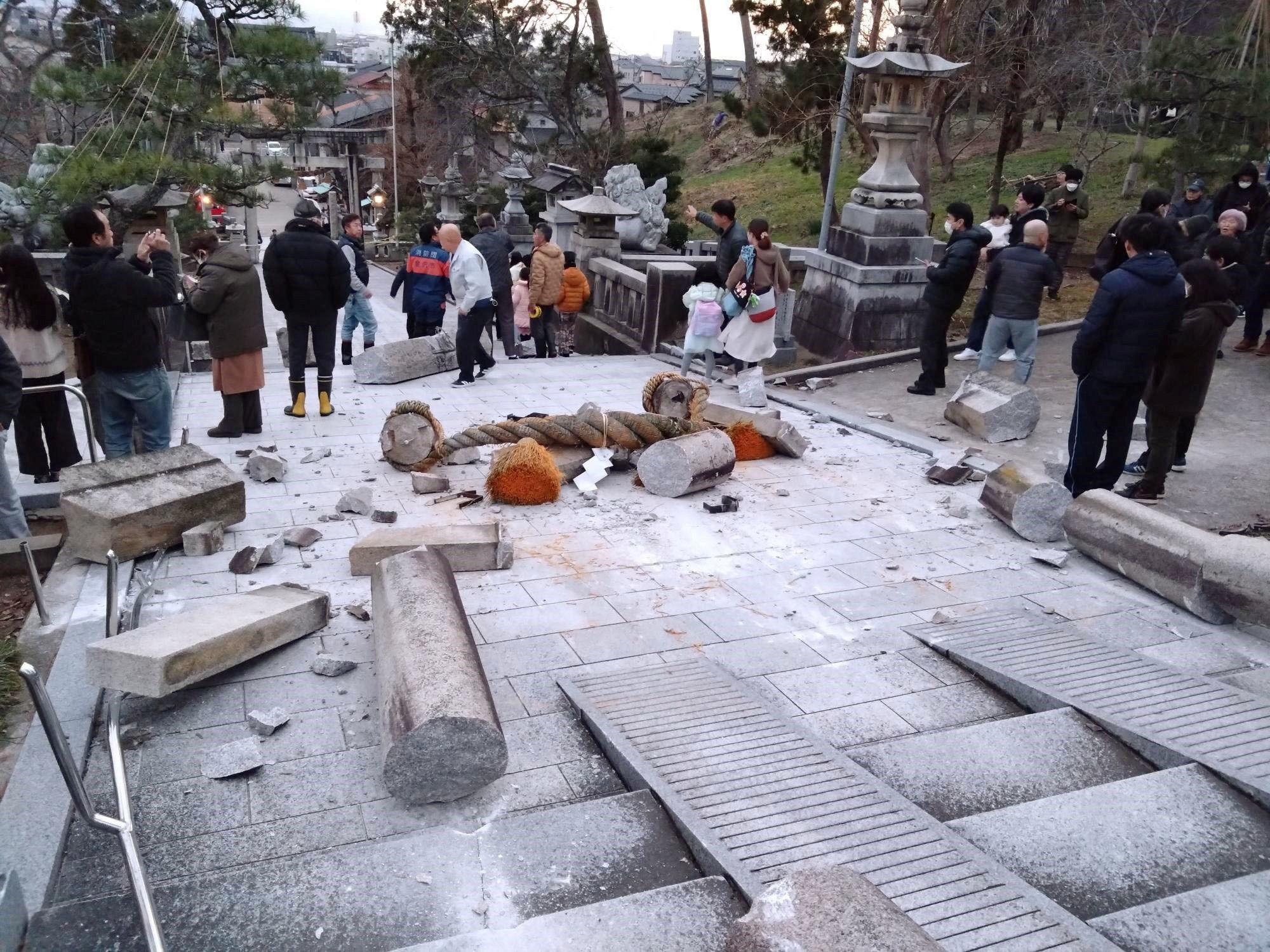 ▲▼ 日本1日規模7.6地震，神社受到波及 。（圖／路透）