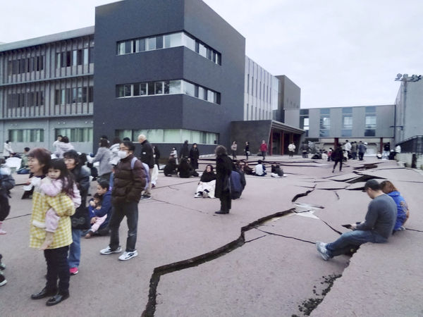 ▲▼日本1日發生規模7.6地震之後，石川縣地面出現大裂縫。（圖／路透）