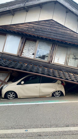 ▲▼日本石川7.6強震，一輛汽車被困在倒塌的房屋下。（圖／路透）