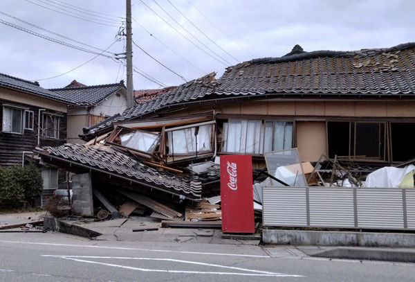▲▼日本石川7.6強震，石川縣輪島市倒塌的房屋。（圖／路透）