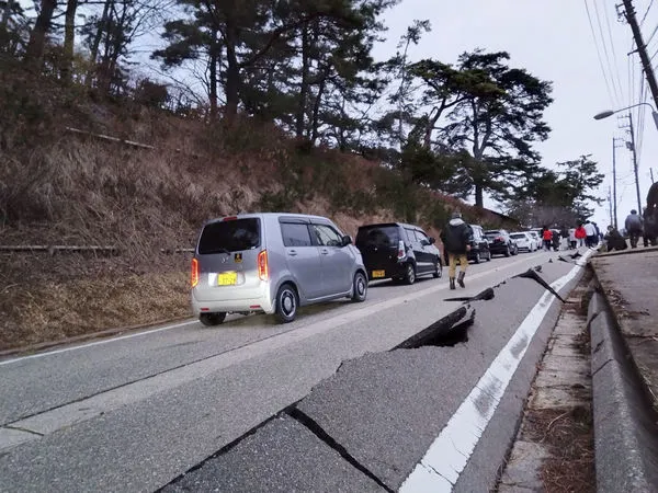 ▲▼日本石川7.6強震，石川縣輪島民眾沿著因地震受損的道路行走。（圖／路透）