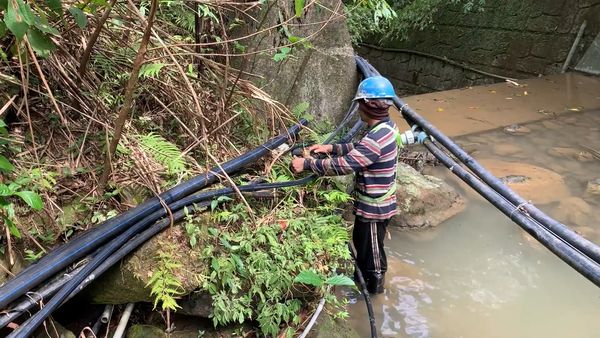 ▲新北覓上游水源增設儲水桶。（圖／新北市水利局提供）