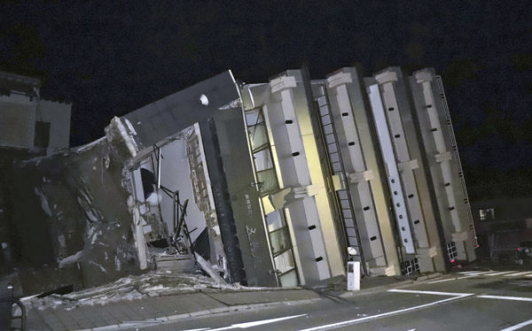 ▲▼日本石川7.6強震，富山縣輪島市一棟建築物倒塌。（圖／達志影像／美聯社）