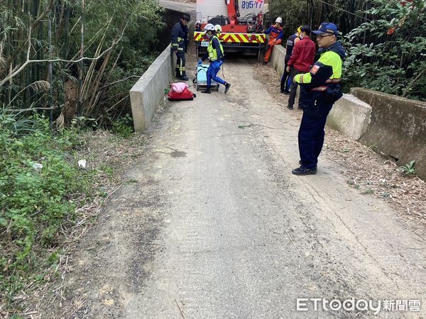 ▲▼苗栗三灣鄉婦人雙載機車跌落野溪，騎士李姓婦人送醫後仍不治。（圖／記者蔡文淵翻攝）