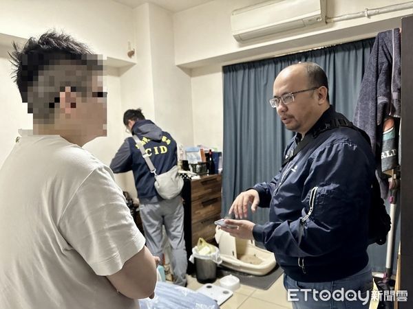 ▲台南市警刑警大隊、新化分局偵查隊，合力偵辦假投資虛擬貨幣案，埋伏緝獲車手5人，攔阻40萬元，部分車手自稱原應徵工作，卻被指定假幣商工作。（圖／記者林東良翻攝，下同）