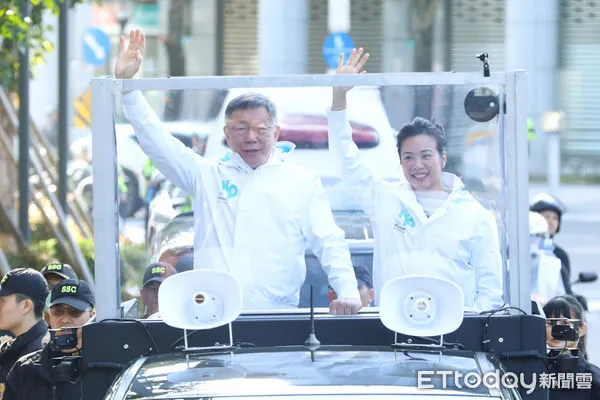 ▲民眾黨柯文哲、吳欣盈全台大車掃出發。（圖／記者林敬旻攝）