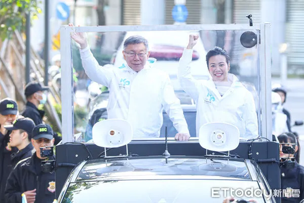 ▲民眾黨柯文哲、吳欣盈全台大車掃出發。（圖／記者林敬旻攝）