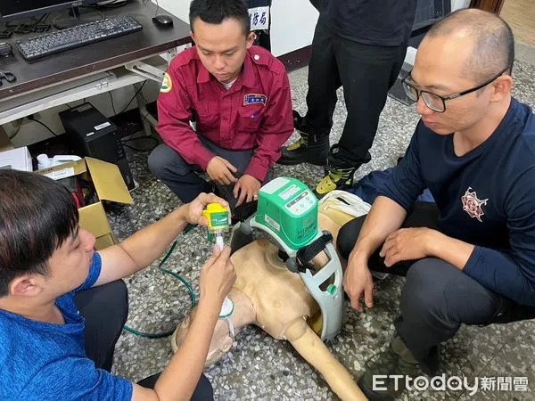 ▲台中眼科白佳欣醫師捐贈屏東消防局首批自動給氧甦醒器           。（圖／記者陳崑福翻攝）