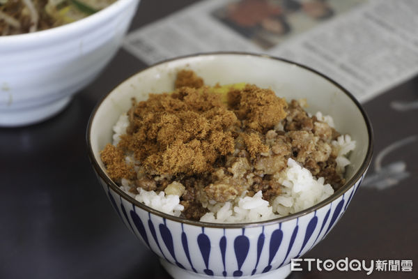 ▲吳式-油飯大麵炒。（圖／記者黃士原攝）