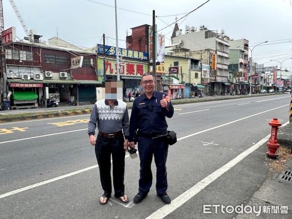 ▲里港警分局九如分駐所警員楚竣貴助陳男順利返家           。（圖／記者陳崑福翻攝）