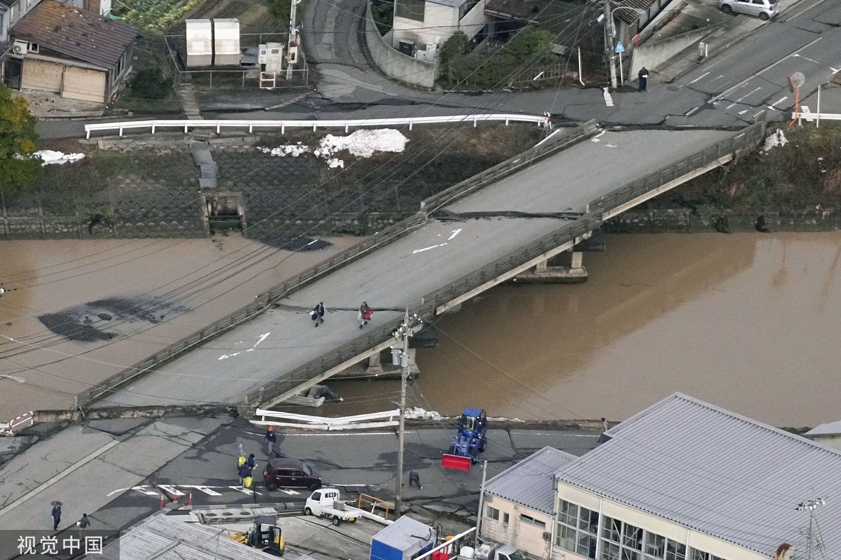 ▲▼日本石川縣7.6強震，道路損毀影響交通。（圖／CFP）