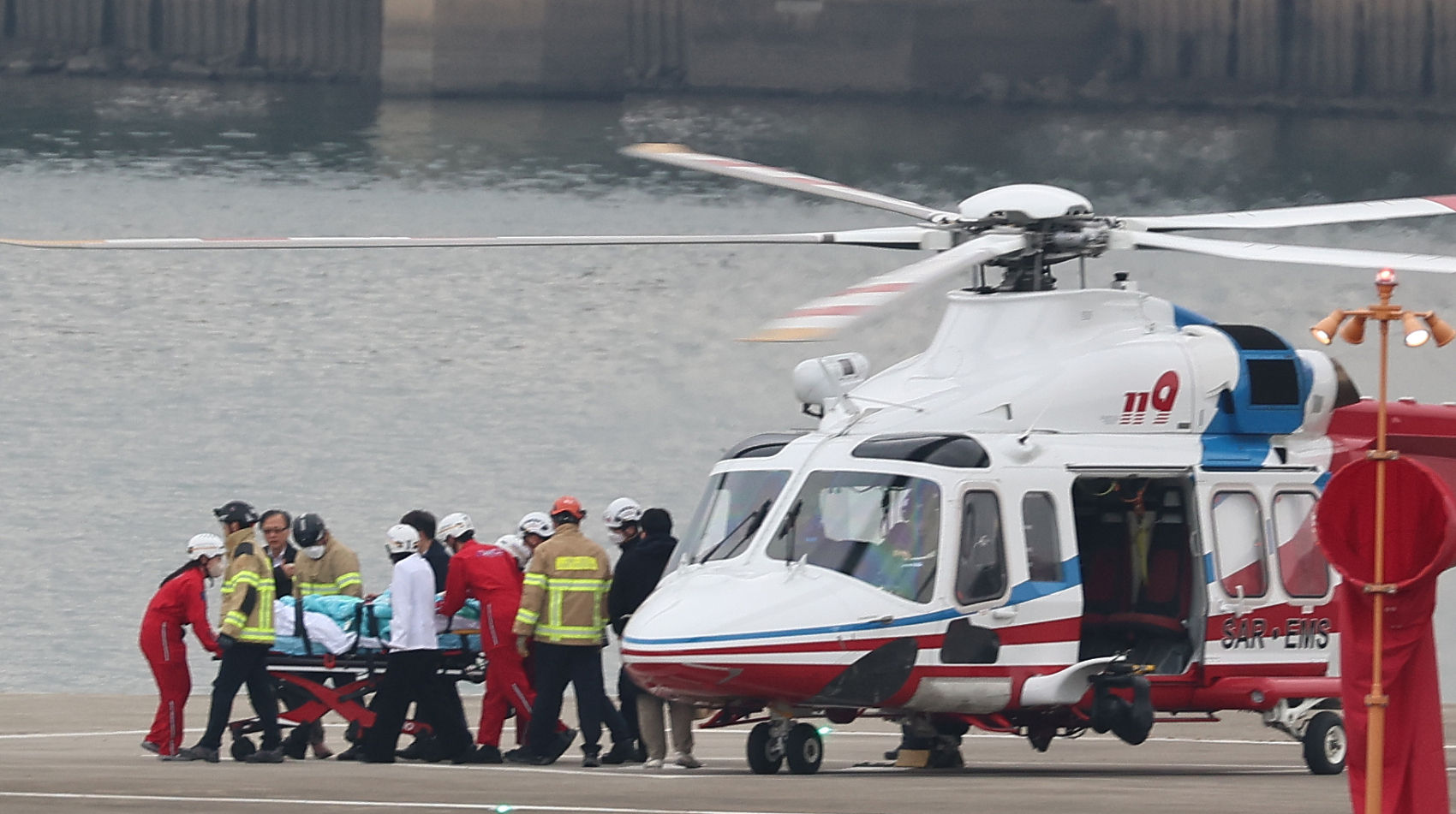 ▲▼南韓共同民主黨黨代表李在明2日在釜山遇襲，由救護車與直升機護送至醫院治療。（圖／CFP）