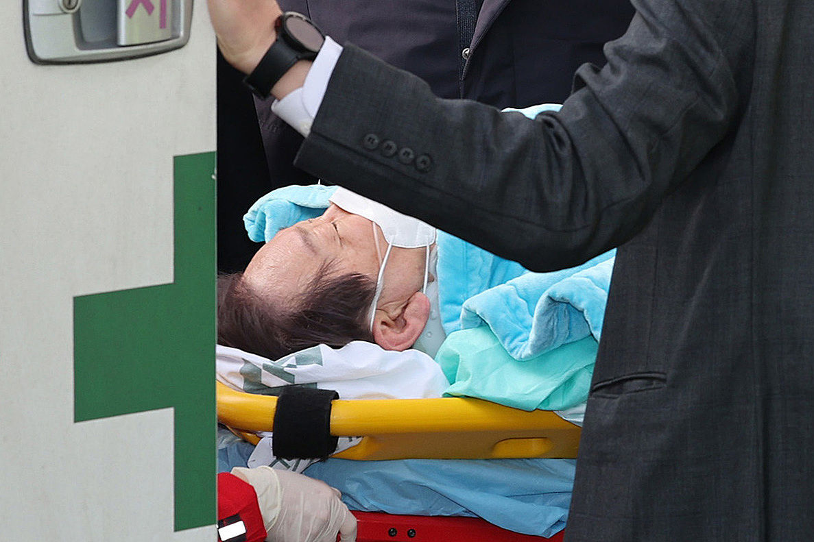 ▲▼南韓共同民主黨黨代表李在明2日在釜山遇襲，由救護車與直升機護送至醫院治療。（圖／CFP）