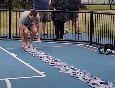 澳男想挑戰世界紀錄當「內褲大師」　13秒起立蹲下穿10條成功突破