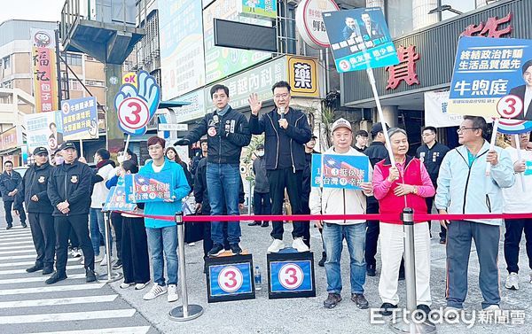 ▲國民黨提名副總統候選人趙少康今天清晨在桃園市龜山區萬壽路口處陪同立委候選人牛煦庭向民眾拜票，提出「不會打仗」等5項保證，爭取選民支持認同。（圖／記者沈繼昌翻攝）