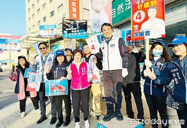 ▲桃園市長張善政今天一早在楊梅區中山北路與環東路口處陪同立委候選人涂權吉向民眾拜票，爭取民眾支持。（圖／記者沈繼昌翻攝）