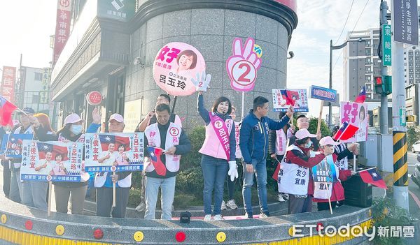 ▲藍營第五選區立委候選人呂玉玲今天在路口向民眾拜票，以爭取民眾支持。（圖／記者沈繼昌翻攝）