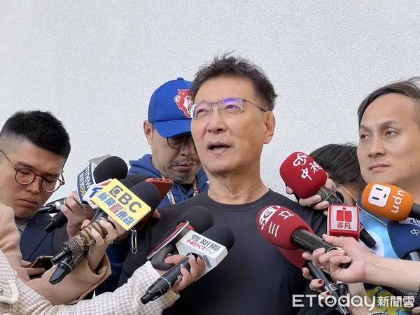 ▲趙少康2日陪同葉元之車隊掃街，並於活動前受訪。（圖／記者蘇晏男攝）