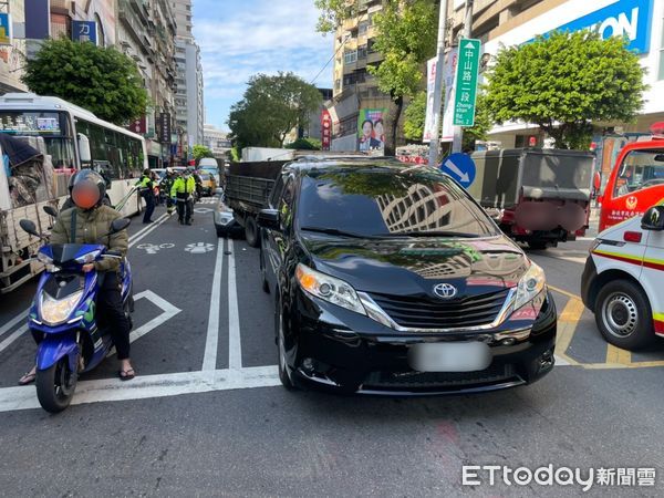 ▲洪男開車邊吃便當，撿筷子遭成連環車禍。（圖／記者陸運陞翻攝）