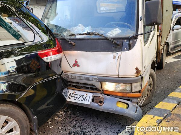 ▲洪男開車邊吃便當，撿筷子遭成連環車禍。（圖／記者陸運陞翻攝）