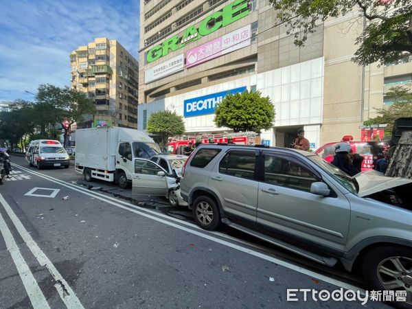 ▲洪男開車邊吃便當，撿筷子遭成連環車禍。（圖／記者陸運陞翻攝）