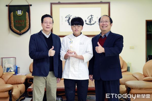 ▲中華醫大餐旅系學生李帆畇（中）榮登全國技職風雲榜並獲頒「技職之光」獎座，與孫逸民校長（右）和系主任林士民（左）分享榮耀與喜悅。（圖／記者林東良翻攝，下同）