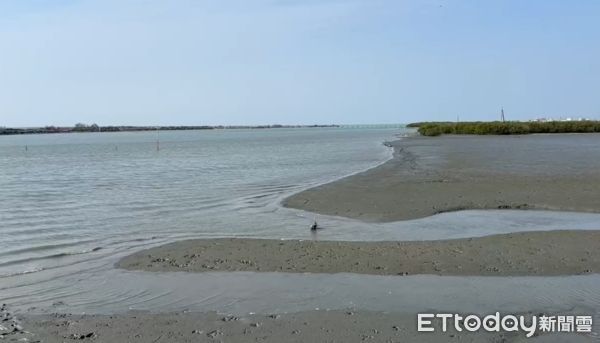 ▲一名釣客不慎落海，雲林警消獲報後立其派員搜救，截至目前仍無所獲。（圖／記者蔡佩旻翻攝）