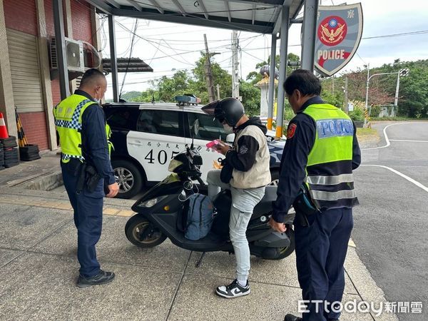 ▲民眾山區油料耗盡，警員熱心協助。（圖／記者楊漢聲翻攝）