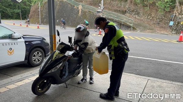 ▲民眾山區油料耗盡，警員熱心協助。（圖／記者楊漢聲翻攝）