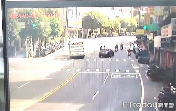 ▲林男左轉時無注意，撞上穿越馬路的2名工人。（圖／記者陸運陞翻攝）