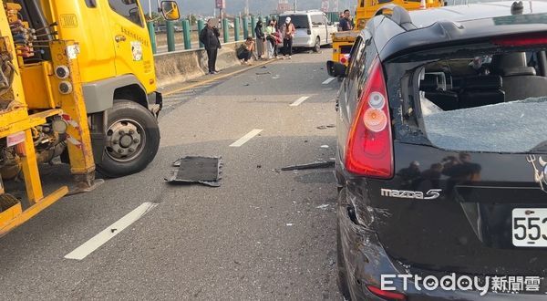 ▲▼苗栗縣東西向快速道路２日下午發生追撞車禍，３人受傷送醫，其中１名女性沒有生命跡象。（圖／記者蔡文淵翻攝）