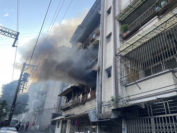 ▲▼      基隆市七堵區一棟民宅發生火警       。（圖／記者郭世賢翻攝）