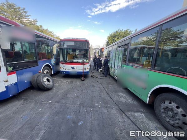 ▲汐止區鄉長路公車總站發生維修氣爆意外，現場2人送醫。（圖／記者張君豪翻攝）