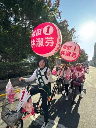 ▲▼林淑芬騎單車推政績「力拼6連霸」　李有宜路口拜票曬團結氣勢。（圖／翻攝林淑芬、李有宜臉書）