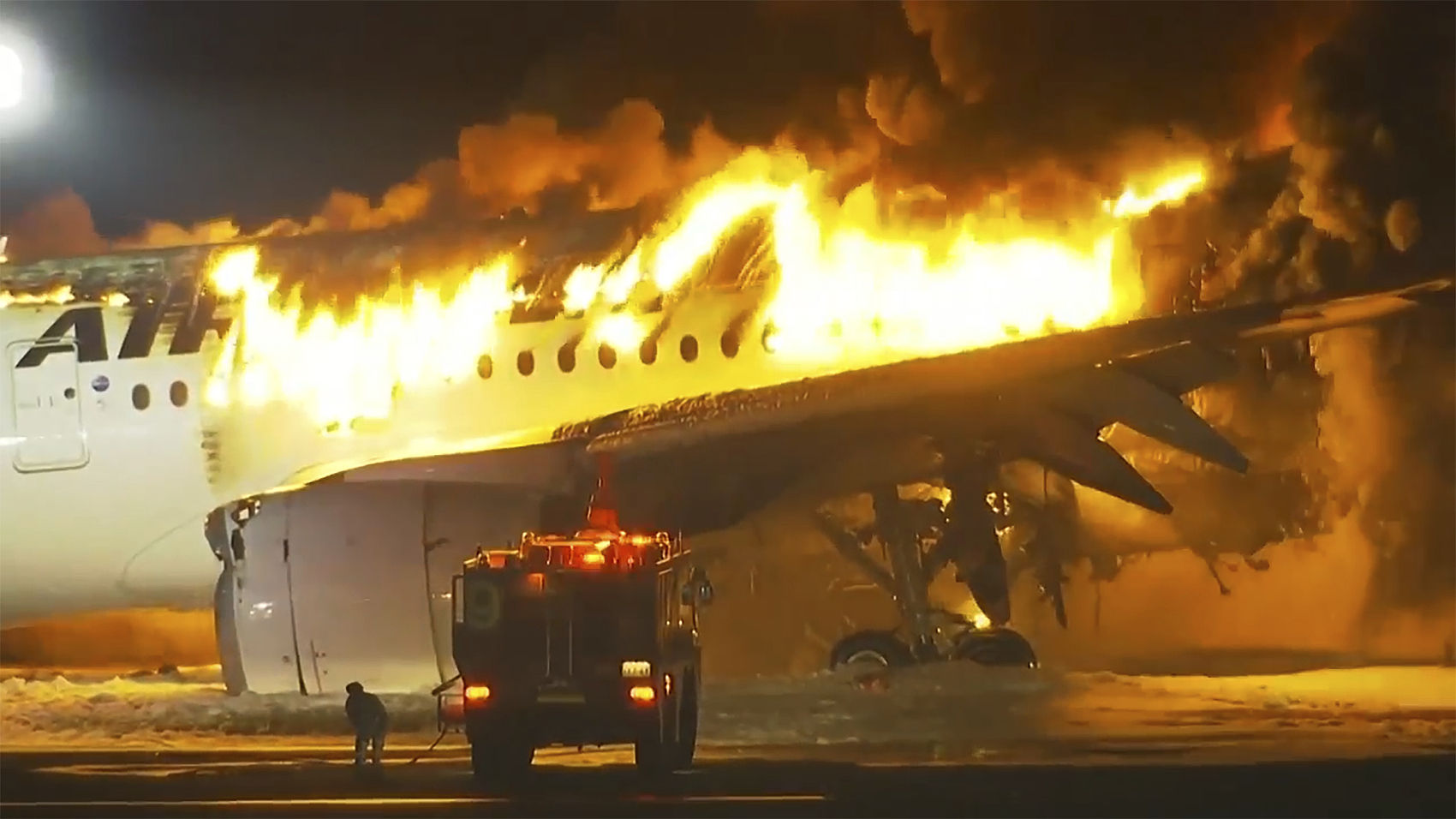 ▲▼日本航空（JAL）客機2日降落羽田機場時與海上安保廳巡邏機擦撞。（圖／CFP）