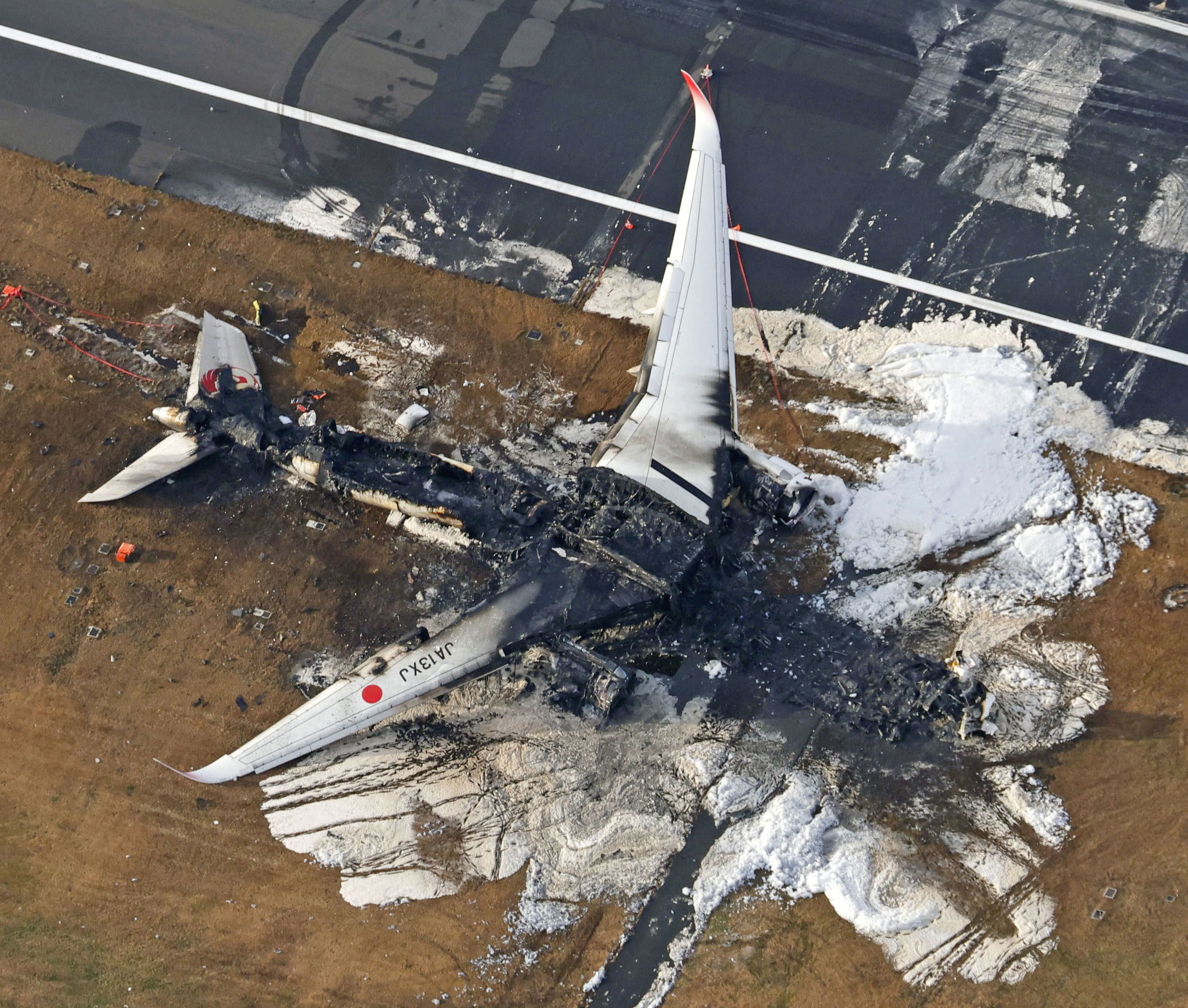 ▲▼日本航空編號JAL516的空中巴士A350客機2日在羽田機場跑道發生擦撞後起火燒毀。（圖／路透）