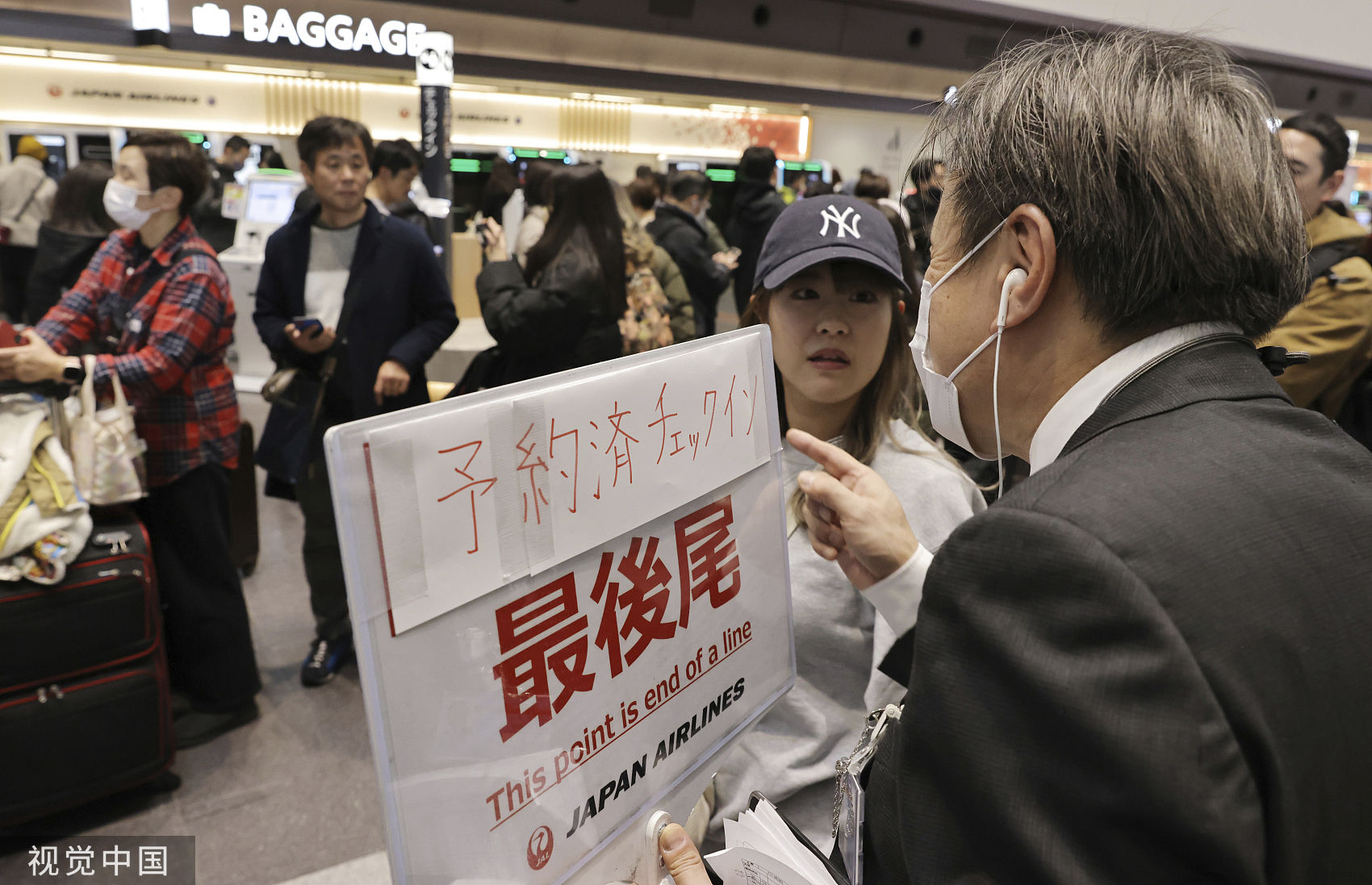 ▲▼受到跑道起火事故影響，由於航班取消或延誤，日本羽田機場候機大廳3日擠滿大批乘客。（圖／CFP）